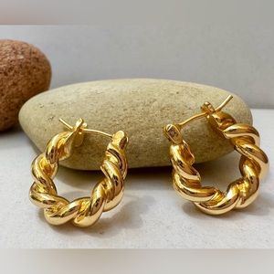Minimalist twisted spiral hoop earrings